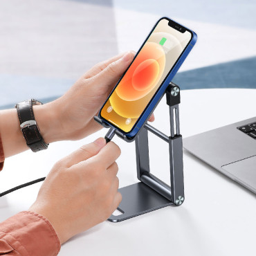 Faltständerstand unter Smartphone-Stativ auf graues Telefon