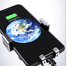 Suporte de carro gravitacional para um smartphone de cabelos negros