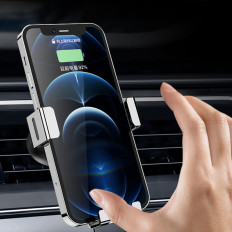 Suporte de carro gravitacional para um smartphone em um ventilador azul
