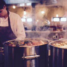 Una pentola di alta cucina con un coperchio di 13,5 litri. 280 x 220 h - Hendi 837405