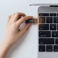 Bärbar TF / SD-kortläsare under USB 3.0 Svart