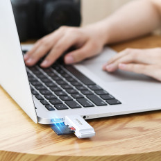 Bärbar TF / SD-kortläsare under USB 3.0 Svart