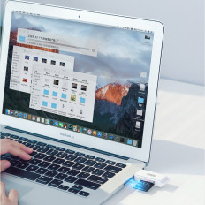Bärbar TF / SD-kortläsare under USB 3.0 Svart