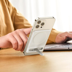 Podnožje za telefon, ki je zložen z magnetnim ročajem