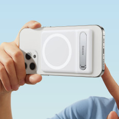 Stand-basis voor de telefoon gevouwen met een magnetische handvat