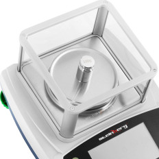 Analytisk laboratorieskala med ett glasskydd med en LCD-pekskärm 200 g / 0,001 g