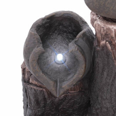 Fontana. Cascata del giardino solare con illuminazione a LED. 2 piatti con un secchio 3 in