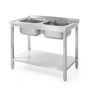 Mesa con dos lavabos con un...