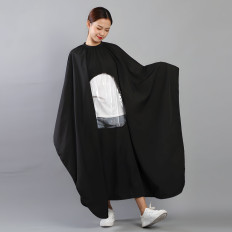 Cape skyddande frisör med ett fönster för att klamra en färgning 140 x 110 cm