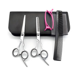Een set van kappersgereedschap voor een baard in een geval van een stripper-top van clips - 7 EL.
