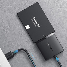 Káblový adaptér pre HDD a SSD SATA 2.5 '' / 3.5 '' USB 3.0 až 12TB - čierna