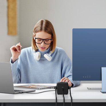 Polnilnik Power Strip AC 240V GAN 2X USB-C2X USB-A 3X AC 240V - črna