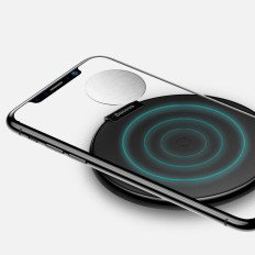 Magneettinen autokahva luotilla on oltava mustat kojelauta