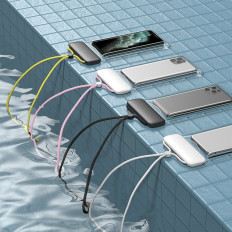 Caso de capa impermeável universal para telefone Max 7.2 '' na piscina sobre a água amarela