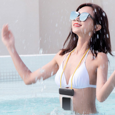 Caso de capa impermeável universal para telefone Max 7.2 '' na piscina sobre a água amarela