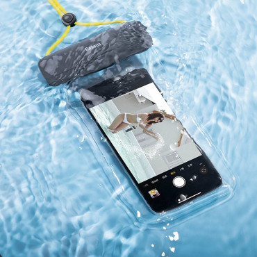 Caso de capa impermeável universal para telefone Max 7.2 '' na piscina sobre a água amarela