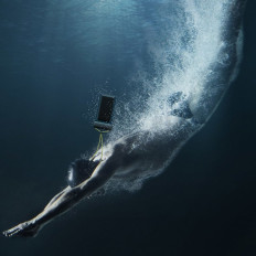Caso de capa impermeável universal para telefone Max 7.2 '' na piscina sobre a água amarela