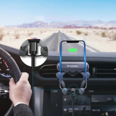 Lidar com o telefone para um carro de gravidade em uma ventilação xadrez