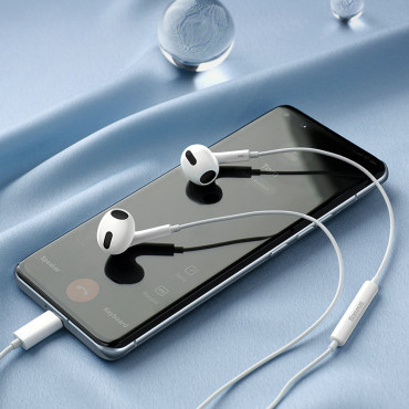 In-ear-hörlurar på en kabel med en USB-C-Kok C17 vit mikrofon