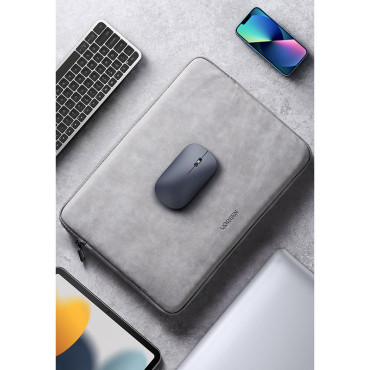 A praktikus vezeték nélküli egér egy szürke USB-számítógéphez