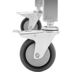 Tabla de trabajo sobre ruedas con una tabla de cortar de acero inoxidable con un bastidor y un estante 120x70cm