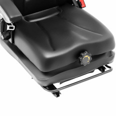 Asiento. Una silla ajustable con reposabrazos y una tira para el tractor. Un asiento de 42x47cm