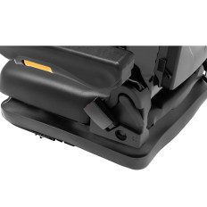 Asiento. Una silla ajustable con reposabrazos y una tira para el tractor. Un asiento de 42x47cm