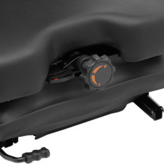 Sídlo. Židle nastavitelná s područkami a proužkem traktoru. 46x46cm