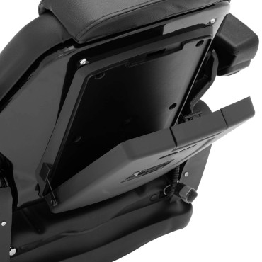 Plats. En stol justerbar med armstöd och en remsa för en traktor. 46x46cm