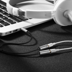 Razdelilnik slušalk 3.5mm Mini Jack Aux + stereo mikrofon 20cm srebro
