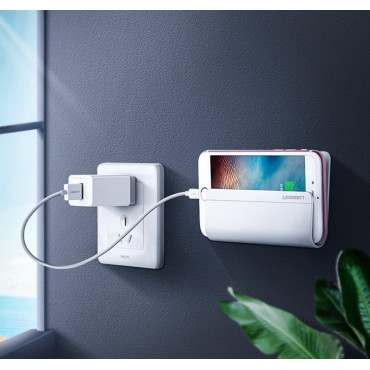 Estante de soporte de pared en la tableta del teléfono en el teléfono inteligente de carga blanca