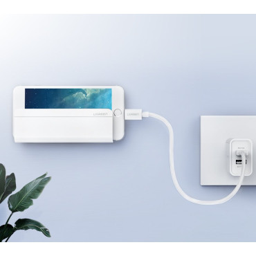 Étagère de support murale sur la tablette de téléphone sur le smartphone à chargement blanc