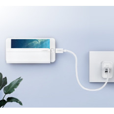 Estante de soporte de pared en la tableta del teléfono en el teléfono inteligente de carga blanca