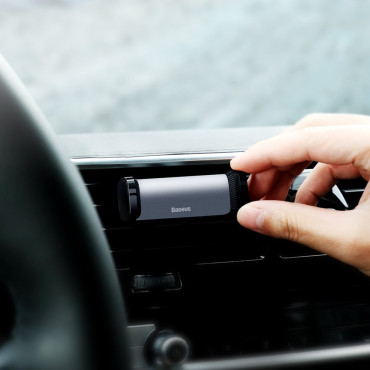 Autogriff am Telefon für ein schwarzes Blasgrill