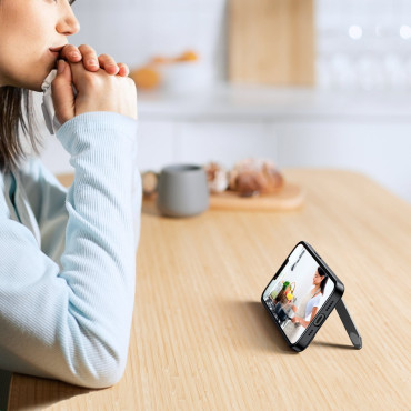 En styv påse med en gelram och ett inbyggt stativ för iPhone 14 Svart