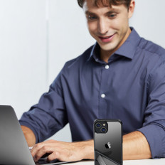 Uma bolsa rígida com um quadro de gel e um suporte embutido para iPhone 14 mais preto