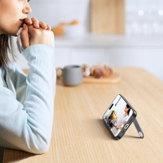 Een stijve buidel met een gelframe en een ingebouwde standaard voor iPhone 14 Pro Black