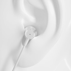Auscultadores. Fone de ouvido com controle remoto e microfone 3,5 mm. Mini jack. Branco
