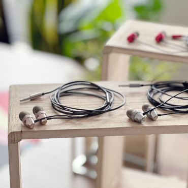 Fones de ouvido seguem o fone de ouvido com um conector de 3,5 mm mini jack cinza