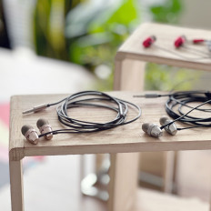 Fones de ouvido seguem o fone de ouvido com um conector de 3,5 mm mini jack cinza