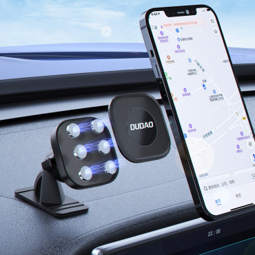 Selvklebende magnetisk bilholder for en svart cockpit