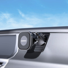 Selvklebende magnetisk bilholder for en svart cockpit