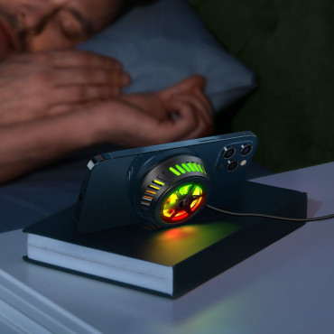 Wireless-Induktionsladegerät mit einem dunkelgrauen Kühlsystem