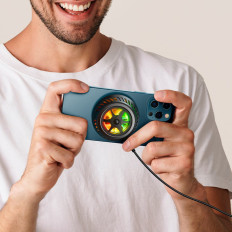 Wireless-Induktionsladegerät mit einem dunkelgrauen Kühlsystem