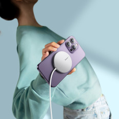 Un petit chargeur à induction pour téléphone MagSafe Simple Mini3 15W argent