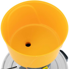 Um moedor para grão de milho de grão 60 l 400 kg / h 1300 w