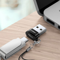 Adapteradapterstikket med USB-C-stik på USB-sort