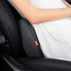 Travesseiro lombar com uma forma de um carro preto comfortride