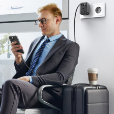 2IN1 Nätverksladdare EU 2x USB USB-C + Adapter för English Plug Uk Svart