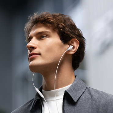 Auriculares con cable en el oído Mini Jack 3.5mm Control blanco con control remoto.